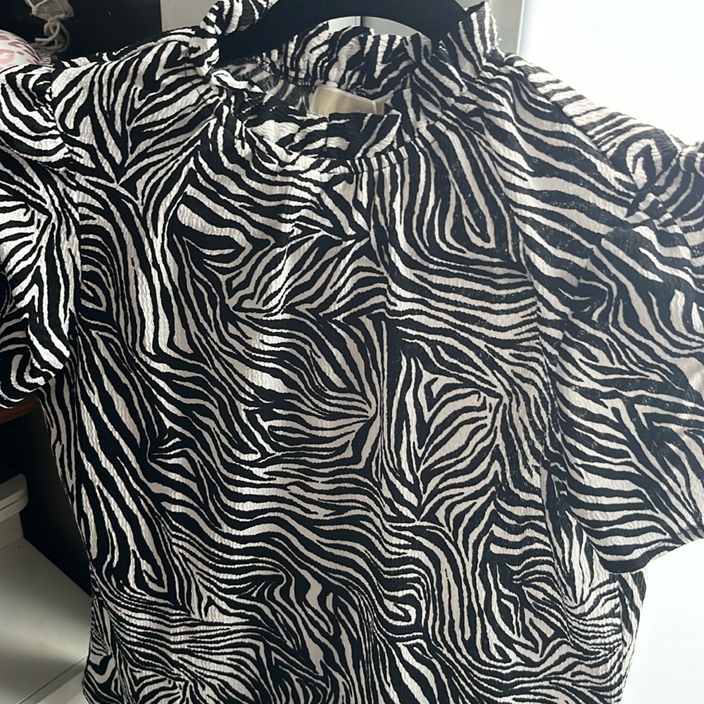 (S) Michael Kors short sleeve zebra print turtleneck(NWT)